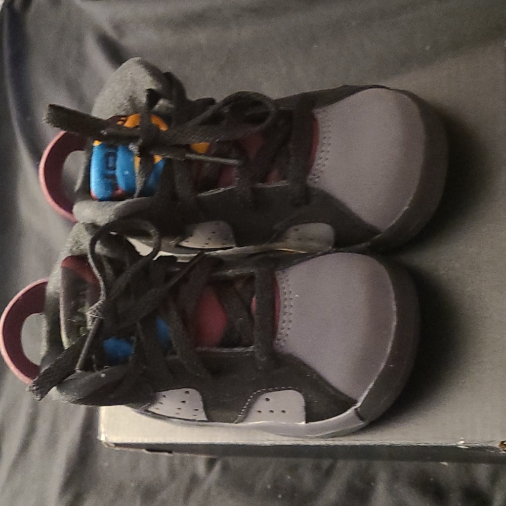 UNISEX JORDAN 6 RETRO